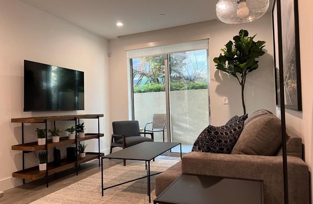 Gated Luxury West Hollywood Condo, King Bed, Garage Parking, Gym