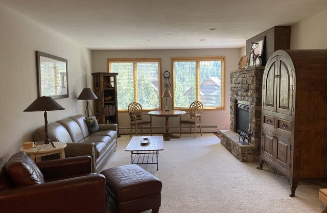 Gateway River Run: 2 Suites, Walk to Lifts, Slope Views, Washer/Dryer