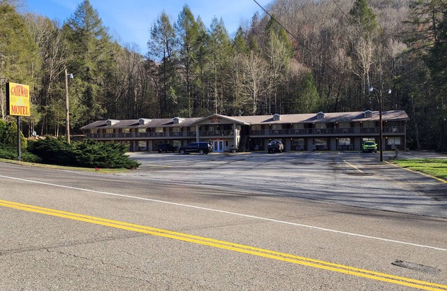Gateway to the Breaks Motel