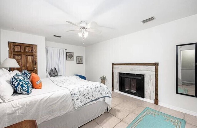 Gator Den 6 Bedrooms Steps to UF