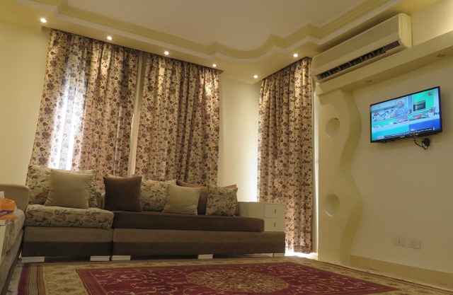Gazzar inn: Rehab9 Modern apartment with garden view