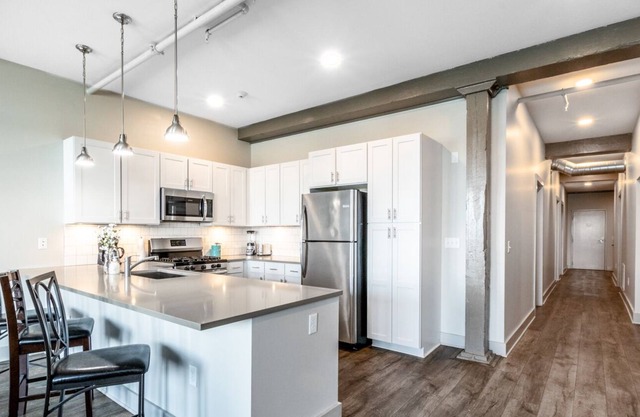 Generous 3 bedroom Contemporary Condo with free parking