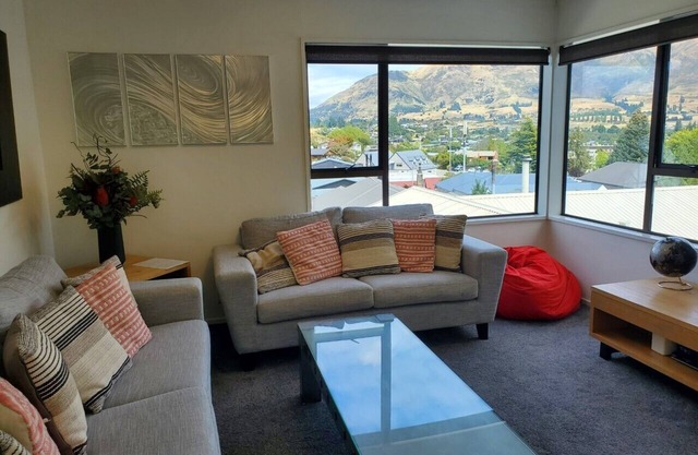 George's House: Town Centre, amazing views, warm & pet friendly