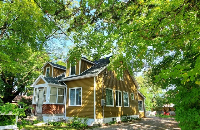 Georgian Bay Cottage-nHot Tub/Sauna/Trail/Run/Bike/Swim/Marina!