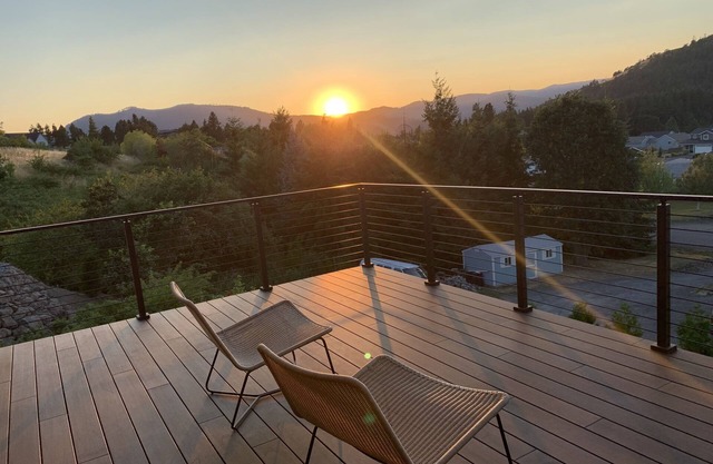 Get Away to White Salmon; Hot Tub, Pickle-Ball, Basketball, Fitness Room & More!