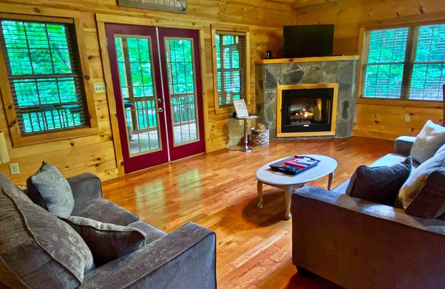 Gillford Cottage - Creek, Private, Lake Access!