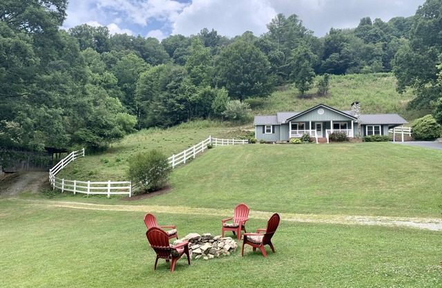 Gingerbread: Hot Tub + Access to Farm Amenities Petting Zoo