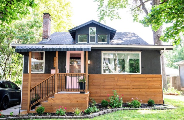 Girls Getaway w/GlamRoom, Sleeps 12, Patio & Fire Pit Walk to Shop, Dink & Dine