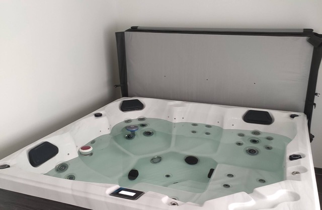 GITE 10 PERS WITH SPA 15MIN FROM MT ST MICHEL 30MIN ST MALO