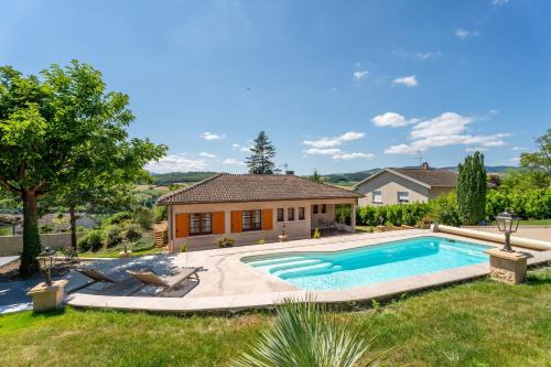 Gite des ifs piscine, jacuzzi dans le Beaujolais