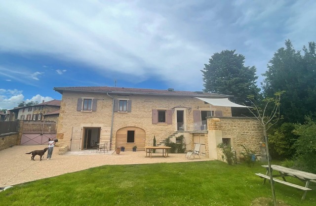 Gite DU Lavoir Gîte de Charme en Beaujolais, au Pays des Pierres Dorées - PMR