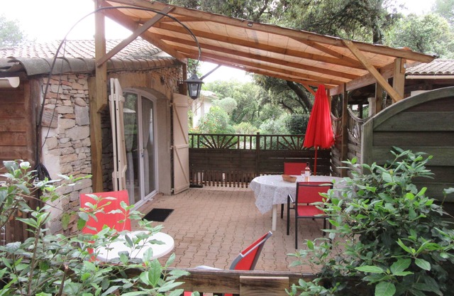 Gite for 2 under the oak trees, bike hire and swimming pool