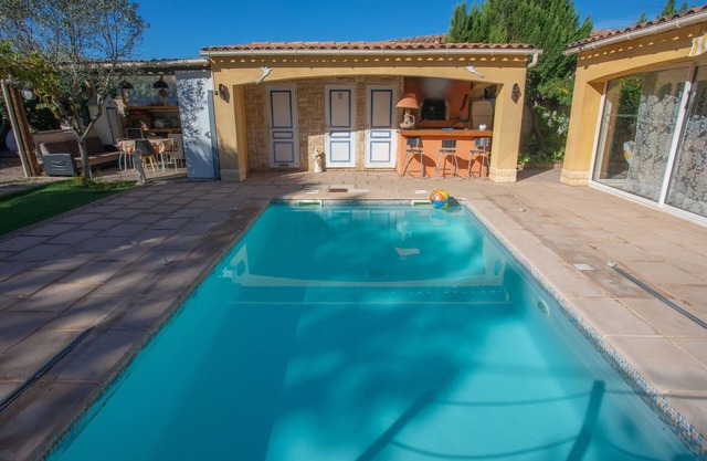 Gîte Hubert with shared pool, Wi-Fi and air conditioning