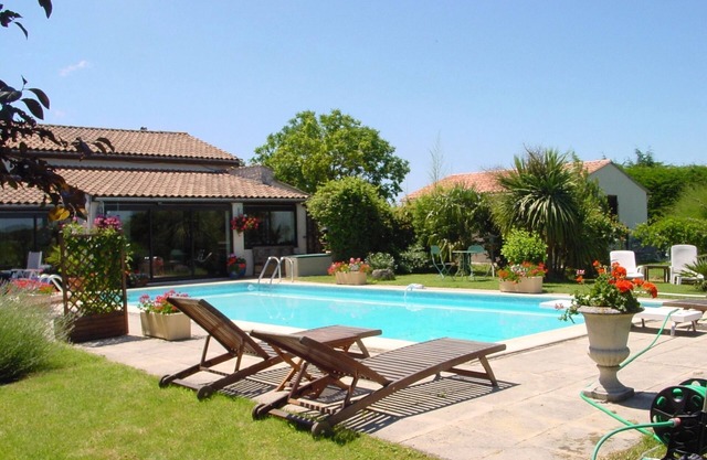 Gite with pool, Garden Room near Estuary