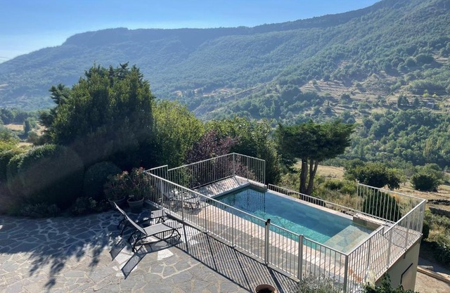 Gites en Ardèche avec Piscine et vue magnifique sur la vallée