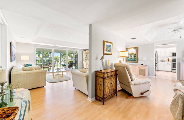 Glades Golf & Country Club-Updated 2/2 Condo near 5th Ave Shopping, Beach & Pier