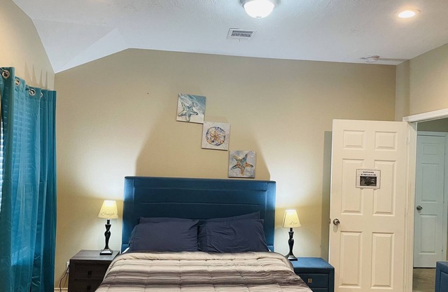 Glamorous 3 Bedroom 2 Full Bath 18 Minutes From Med Center