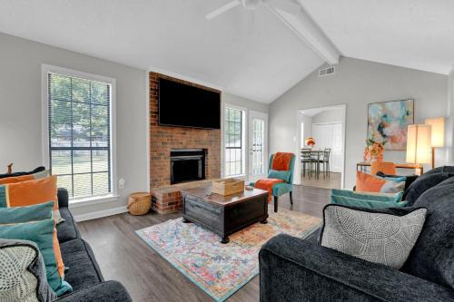 Glamorous 3BR 2BA Home Spacious Fenced Backyard