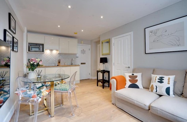 Glamorous Art Deco Flat in Chelsea