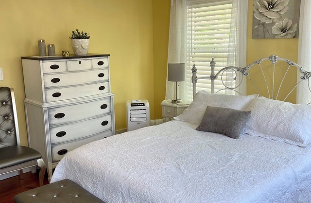 Glamour meets Country Guest Suite with Hot Tub!