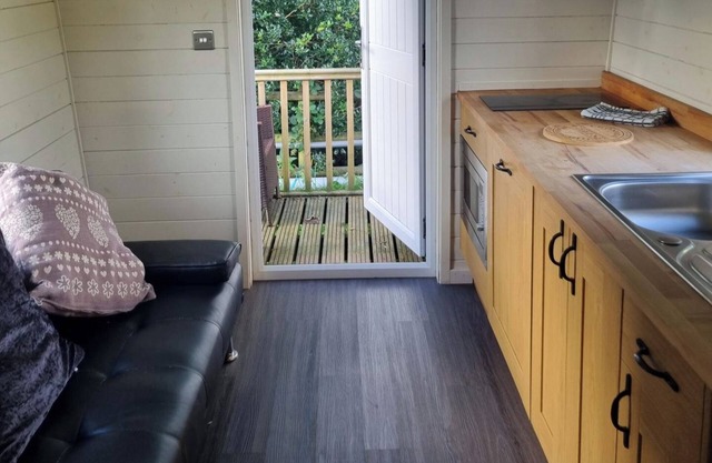 Glamping Hut - Sleeps 2, hot tub & parking