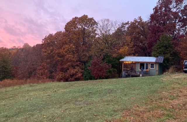 Glamping MoonRise Cabin-Serene & Unique off Katy Trail