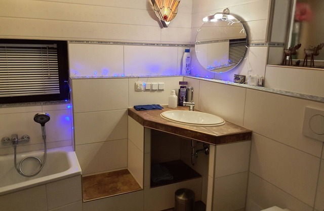 Glamping - Wohnwagen mit Luxusbad und Küche Inmitten der Halbinsel Butjadingen