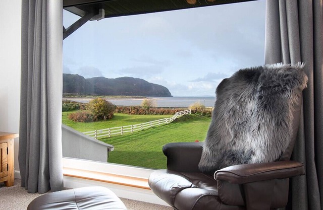 Glan Afon - Two Bedroom Cottage, Sleeps 4