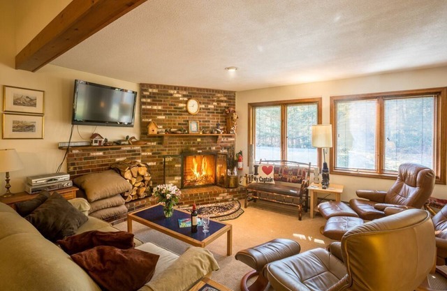 Glazebrook F5 Townhome 1 mile from Snowshed, walking distance to night clubs