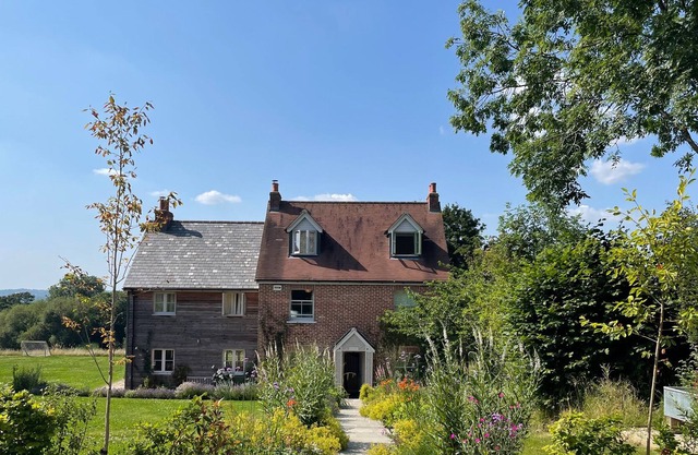 GLENFIELD, pet friendly, with pool in West Stour