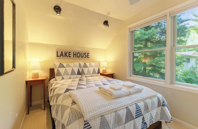 Glennwood Cottage! Coastal woodsy charm with association beach access