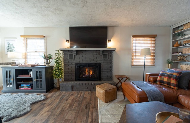 Glens Falls Boutique Stay, near skiing, Lake George, Saratoga, Pool!