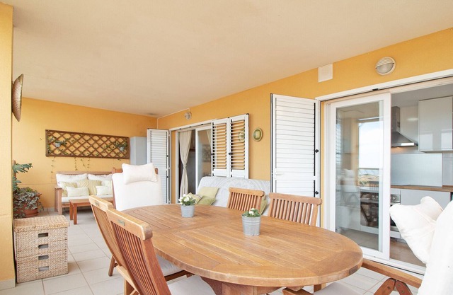 Global Properties: Apartment with pool and large terrace on the beach
