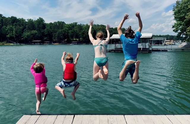 Go Jump in the Lake! Family friendly retreat with Tesla/EV charger.