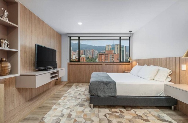 Go Living 1013 · Stylish Loft apt, kitchenette & AC and coworking