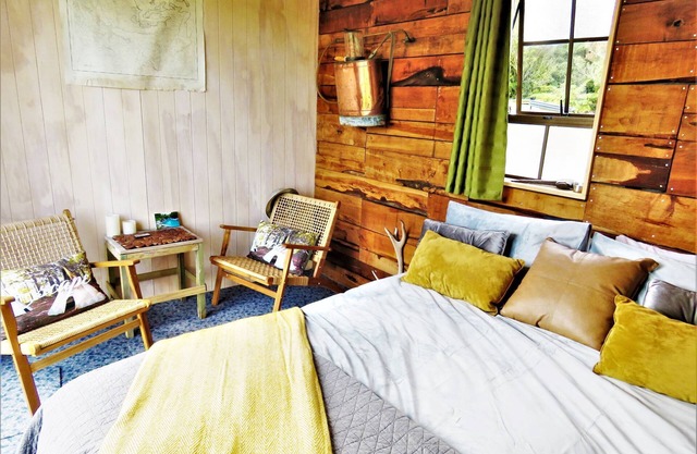GOLD NUGGET HUT - Off-grid Glamping Site on a farm in Hokitika