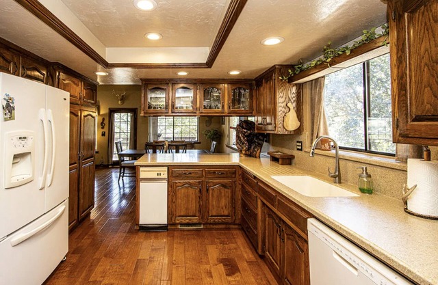 Golden Deer Cabin: 3-Story Cozy Lodge, Game Room, Fire Pit, Mountain View, River