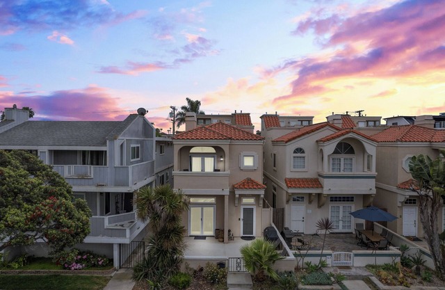 Golden Hour Hideaway – 3BR Near Sand, Dining & Adventure