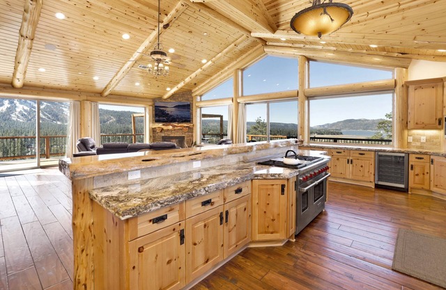 Golden Oak Log Cabin- Home Theater- Pool Table
