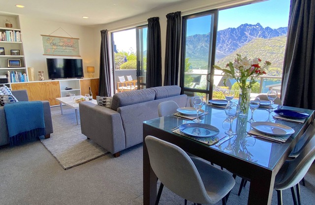 Goldfields Gem - Stunning 3-bedroom house with panoramic lake and mountain views
