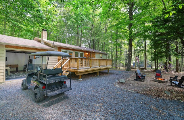 Golf Cart for rent, Kayaks & Game Room. Dog-Friendly Cabin w/Fireplace