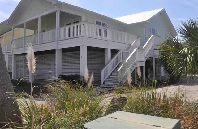 Golf Cart included!!! Steps to the Beach