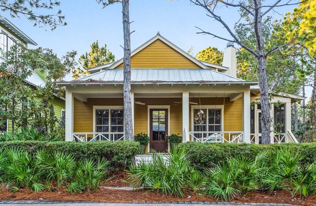 Golf Cart! Lots of privacy & on a quiet street! Bike to Dining & Beach!