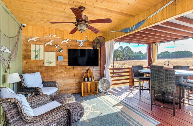 Golf Course Getaway w/Private Pool in Chatsworth!
