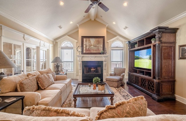 Golf Course, Enormous Porch, 2 Living Areas, Easy Access, 6 Beds, large nBR's