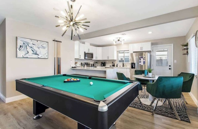 Golf, Hot Tub, Pool Table - Remodeled 3BR LV Home