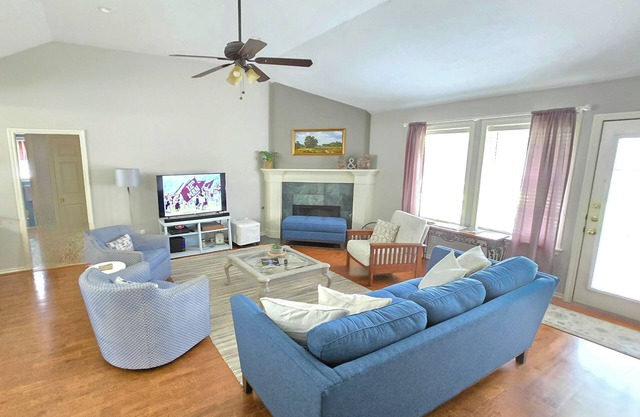 Golf, Kyle Field, Sorority Row, Restrnts/Retail; 1.5 mile to campus; GUEST FAV