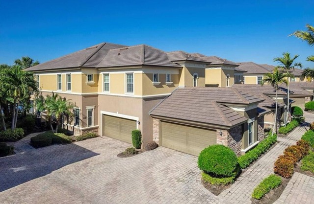 Golf/Lake View 2 Bed+Den Coach Home In Amenity Rich Community, the Quarry!