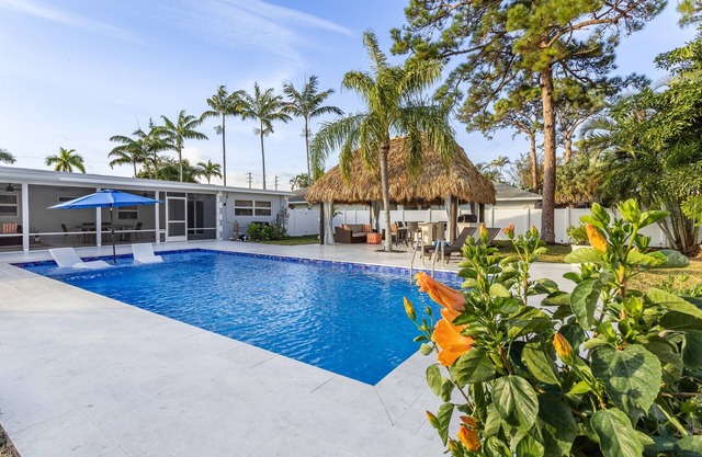 Golfers Green Retreat with 35' Heated Pool & Tiki. Pet Friendly!