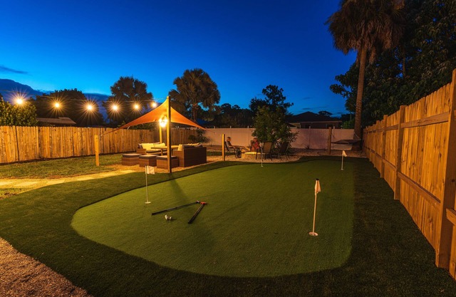 "Golfers Paradise" Updated house with HUGE backyard, mini golf, fire pit,Hammock